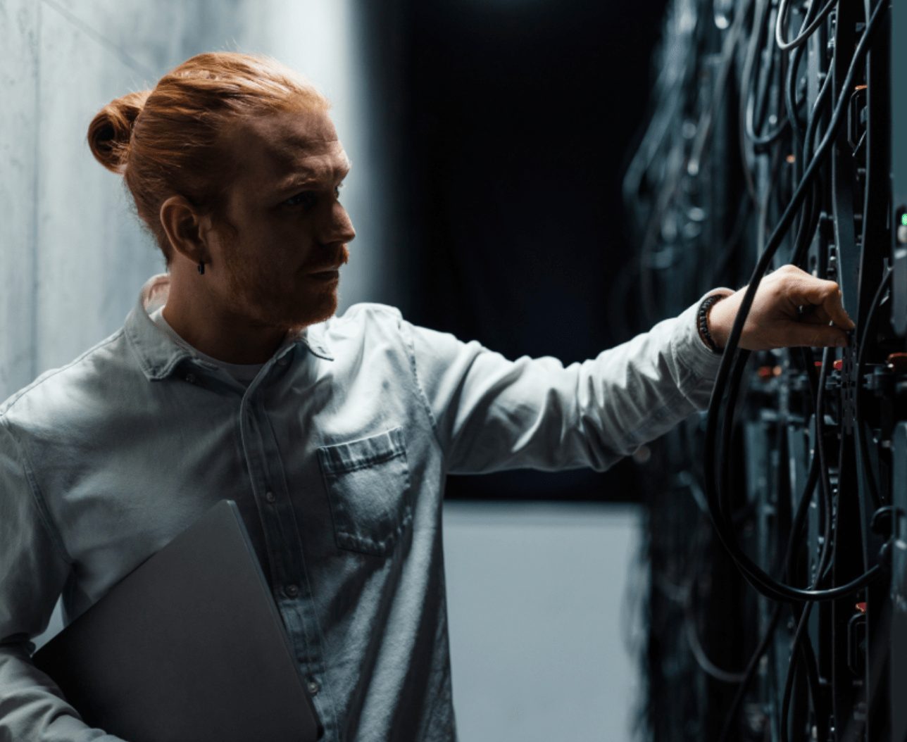 data-center-team-member-at-infinite-networks